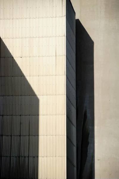 Промышленное здание с тенью — стоковое фото