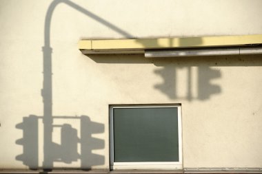 Zemin kat penceresinden trafik ışık gölge ile