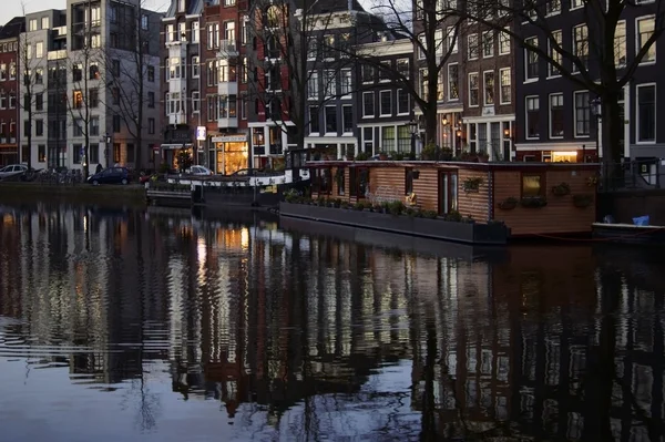Canal d'Amsterdam tôt le matin — Photo