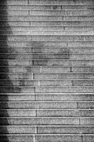 带阴影的引人注目的楼梯 — 图库照片