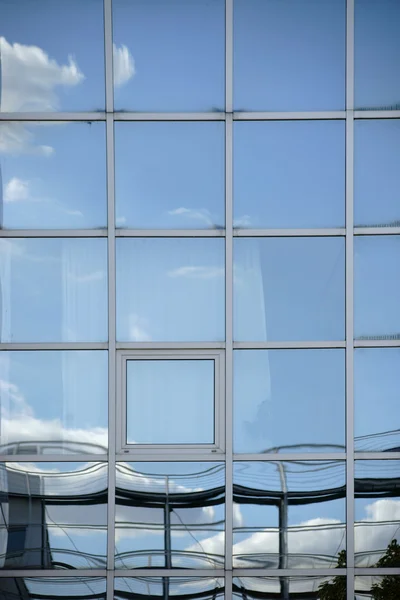 Cloud reflektioner i windows — Stockfoto