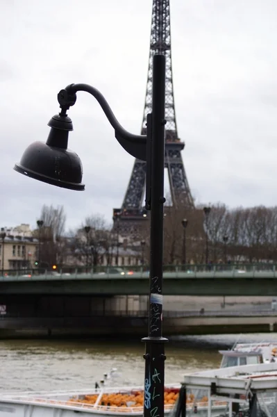 Тур по городу на лодке Париж — стоковое фото