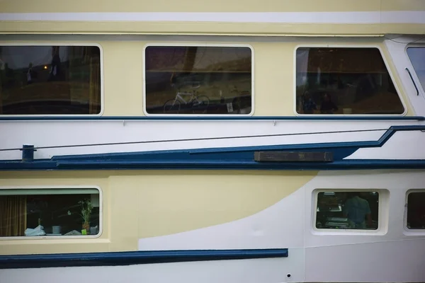 Passagierschiff mit Panoramafenstern — Stockfoto