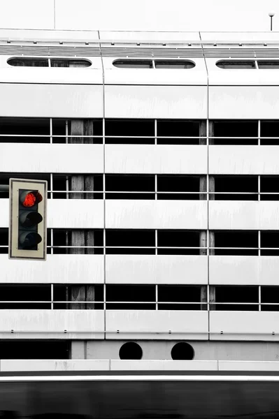 Semáforos y autobús frente a fachada metálica — Foto de Stock