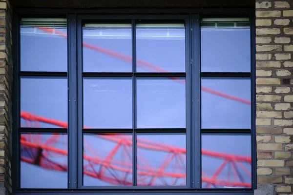 Γερανός αντανακλάται σε παράθυρο — Φωτογραφία Αρχείου