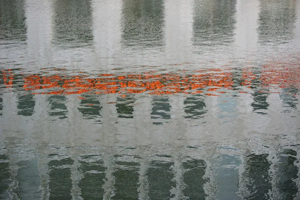 Reflejos abstractos en el agua — Foto de Stock