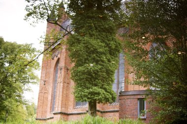 Su birikintisi yansıtılmış kilisede