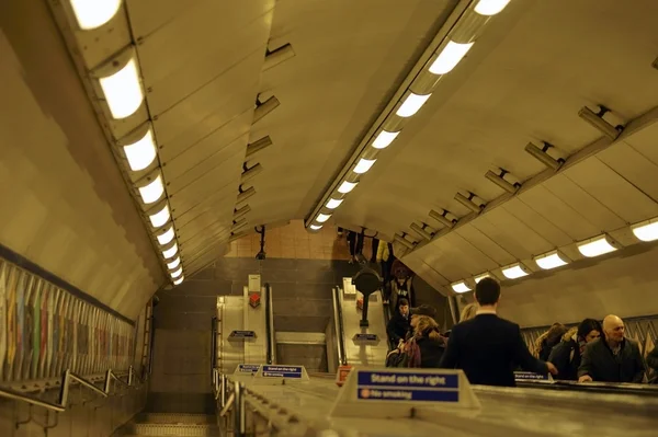 Тоннель к метро — стоковое фото