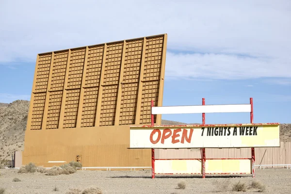 Cinema drive-in no deserto — Fotografia de Stock