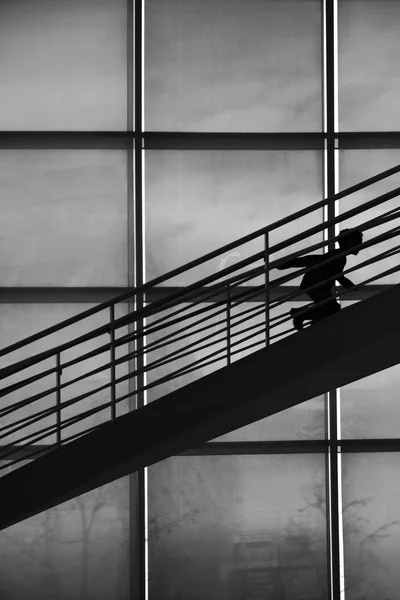 Menino silhueta subir escadas — Fotografia de Stock