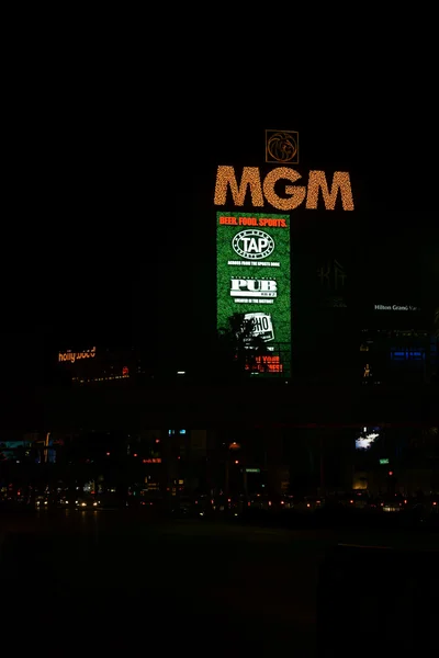 Billboard MGM ночью — стоковое фото