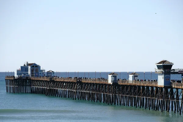 Muelle junto al mar con la gente — Foto de Stock