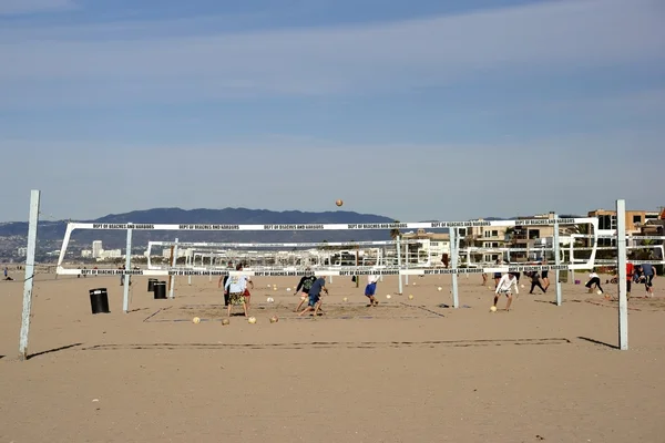 Voleibol de playa en la playa — Foto de Stock
