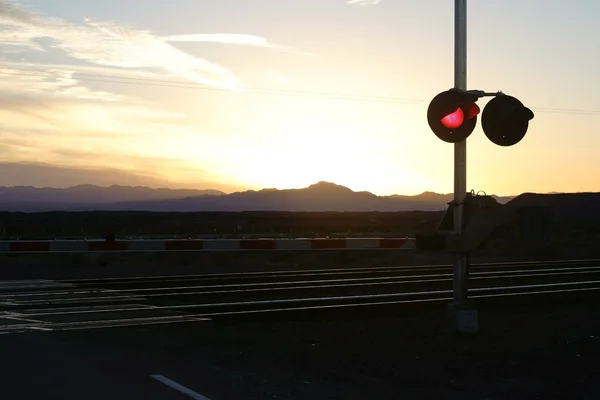 Cruce ferroviario en el crepúsculo — Foto de Stock