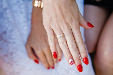 Gelin nedimelerine parmağındaki alyansı gösterir.