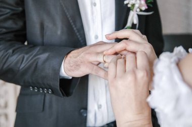 Gelin yüzüğü damadın parmağına takar.