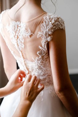 Nedime gelinliği ilikliyor.