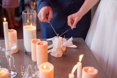 Yeni evliler mumlardan kıvılcımlar saçar