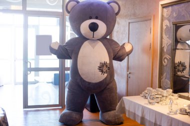 Büyük oyuncak ayı misafirleri karşılar.