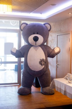 Büyük oyuncak ayı misafirleri karşılar.