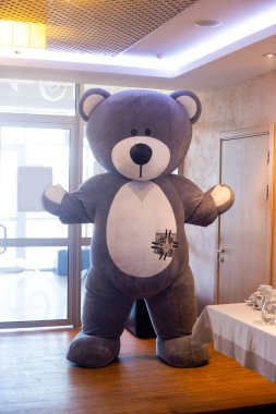 Büyük oyuncak ayı misafirleri karşılar.