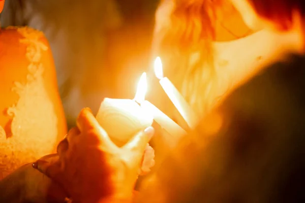 Tradición Hogar Familiar Recién Casados Encienden Velas Una Gran Vela —  Fotos de Stock