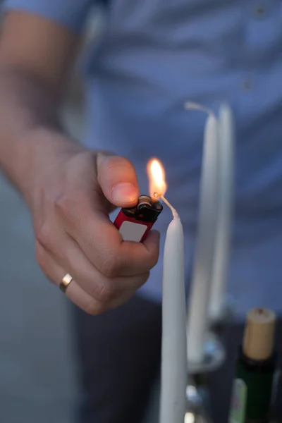 Hombre Enciende Velas Con Encendedor —  Fotos de Stock