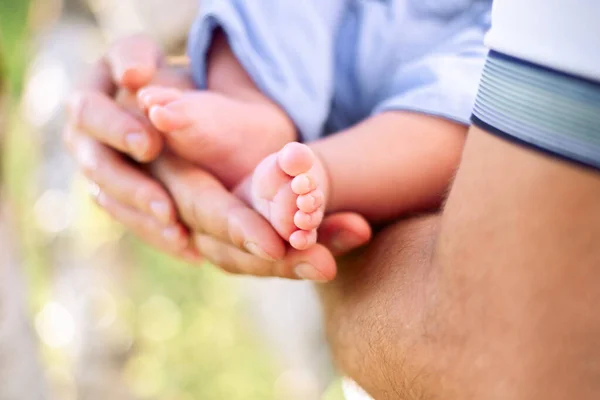 Uomo Con Braccio Bambino Piccolo — Foto Stock