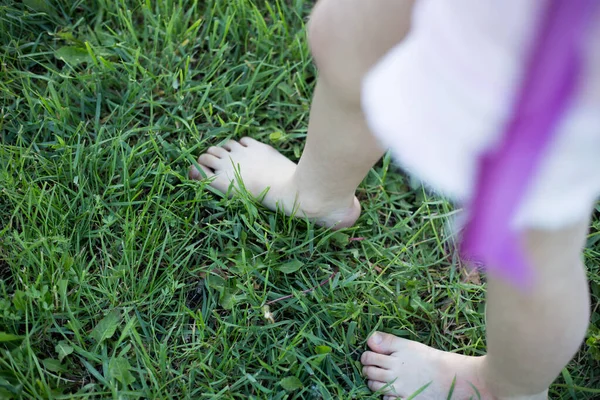 一个女人赤脚在草地上行走 — 图库照片