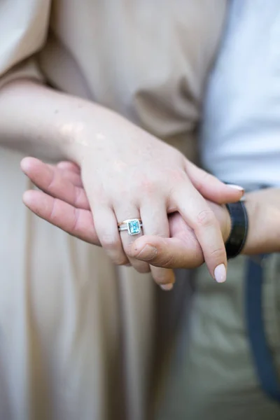 Uomo Donna Che Tengono Mano — Foto Stock