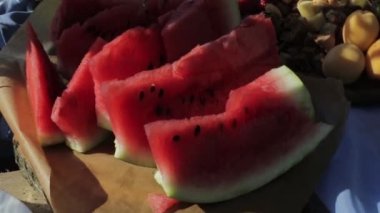 Kamera kağıdın üzerinde duran karpuz dilimlerinin üzerinde hareket eder.