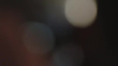 Büyük çok renkli yanıp sönen bulanık ışıklar.