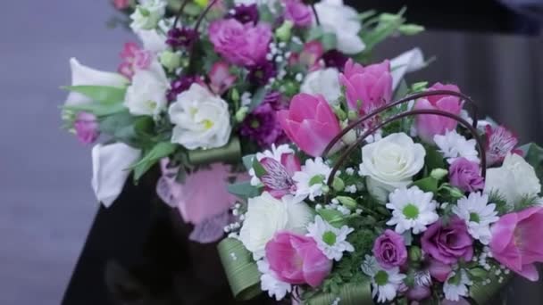 篮子里有玫瑰 郁金香和菊花 — 图库视频影像
