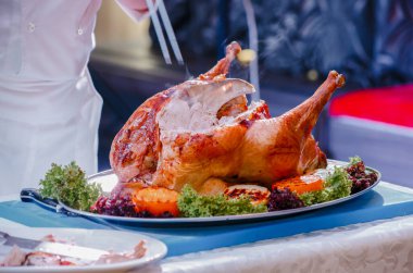 Şef hindi doğruyor.