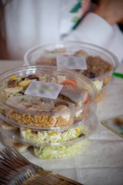 Plastik kaplarda çeşitli ürünler