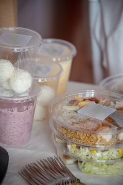 Plastik kaplarda çeşitli ürünler