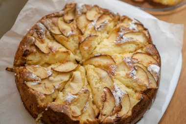 Ev yapımı elmalı turta kağıt üzerinde parçalara bölünmüş.