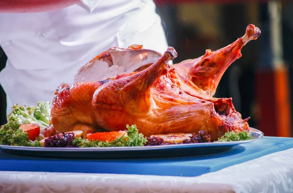 Şef hindi doğruyor.