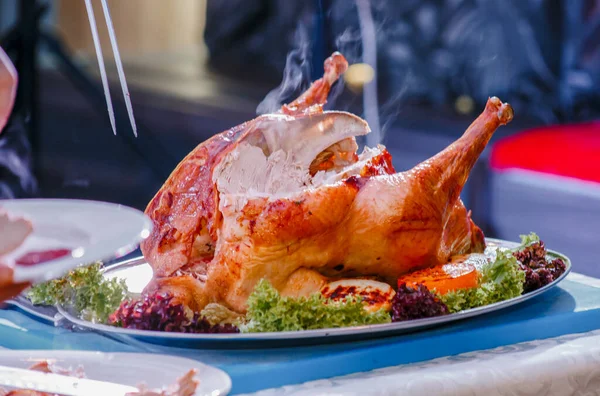 Şef hindi doğruyor.