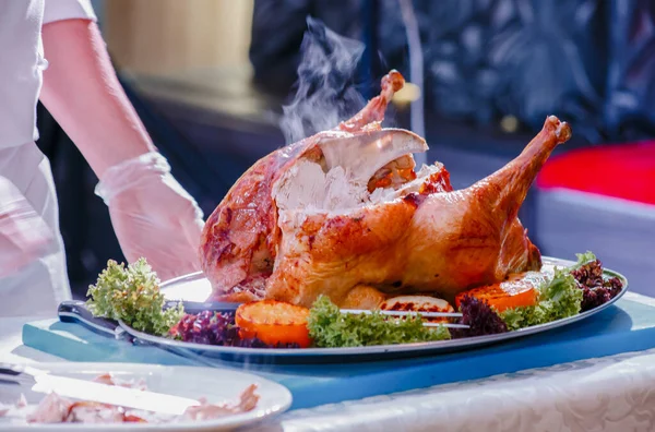 Şef hindi doğruyor.