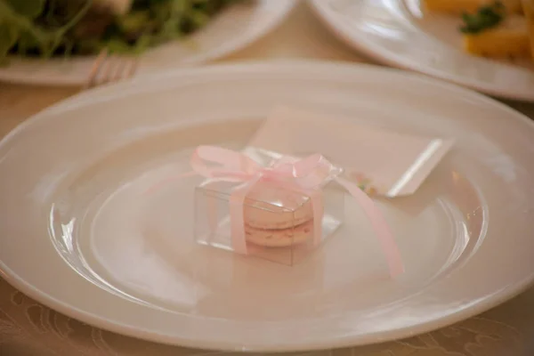 Pequeño Regalo Pastel Una Caja Con Una Nota Plato — Foto de Stock