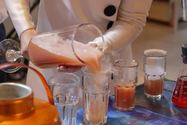 Ober Schenkt Het Drankje Glazen — Stockfoto