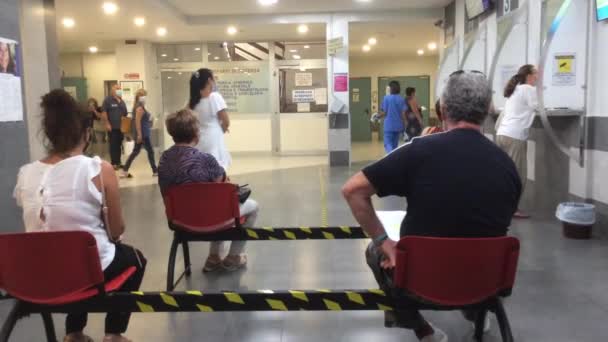 Personer Som Sitter Och Väntar Kliniska Undersökningar Centrala Italien — Stockvideo