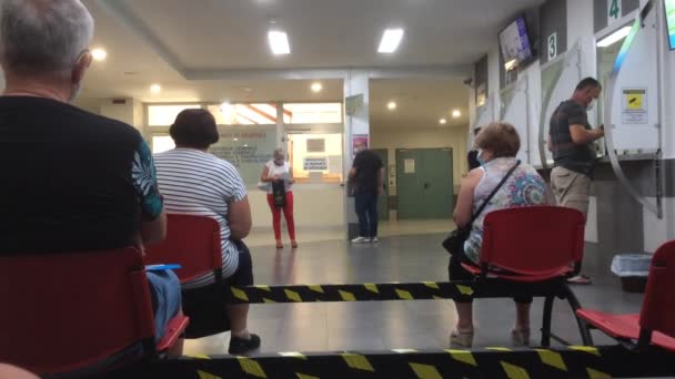 Pessoas Sentadas Esperando Por Exames Clínicos Itália Central — Vídeo de Stock