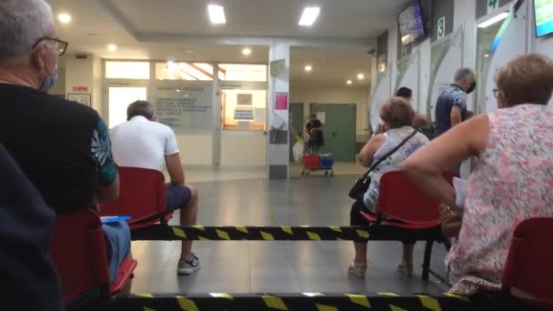 Pessoas Sentadas Esperando Por Exames Clínicos Itália Central — Vídeo de Stock