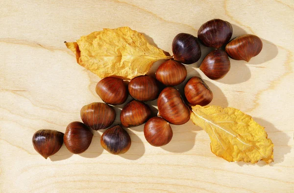 Castagne marroni sul tavolo di legno — Foto Stock