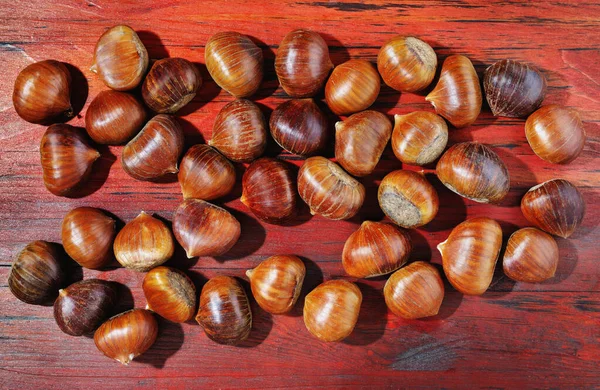 Castagne su tavola di legno — Foto Stock