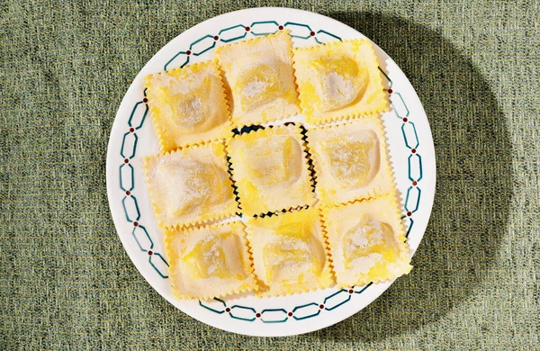 Square rå ravioli på plattan — Stockfoto