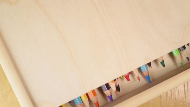 Caixa Madeira Aberta Cheia Lápis Multicoloridos Obter Lápis Laranja — Vídeo de Stock