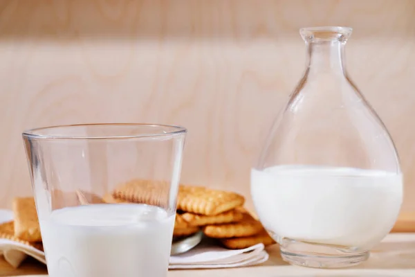 Egy pohár tej és süti Jogdíjmentes Stock Képek